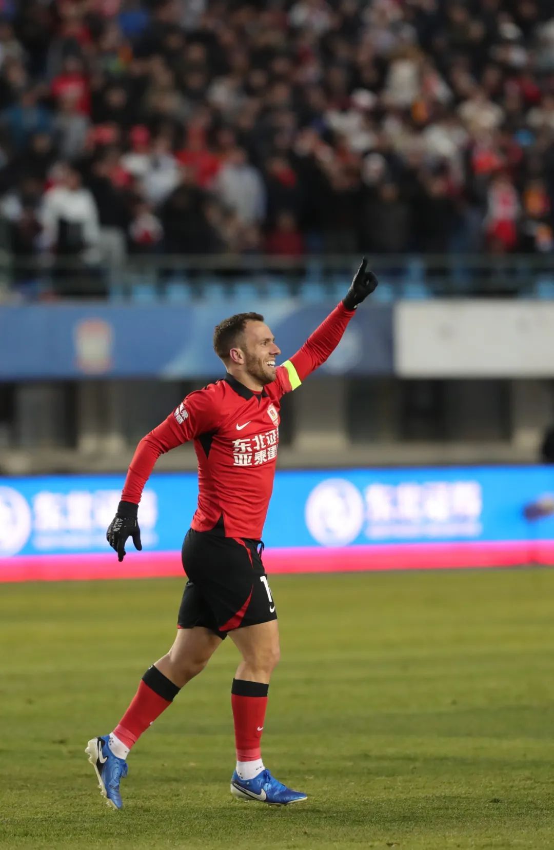 九游体育官网入口关于马赛迎中超关键赛；转会期单刀错失；气氛紧张；临场指挥获称赞的信息